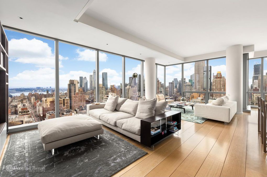Ne ratez pas ce luxueux condo avec baie vitrée à New York Realty Luxe