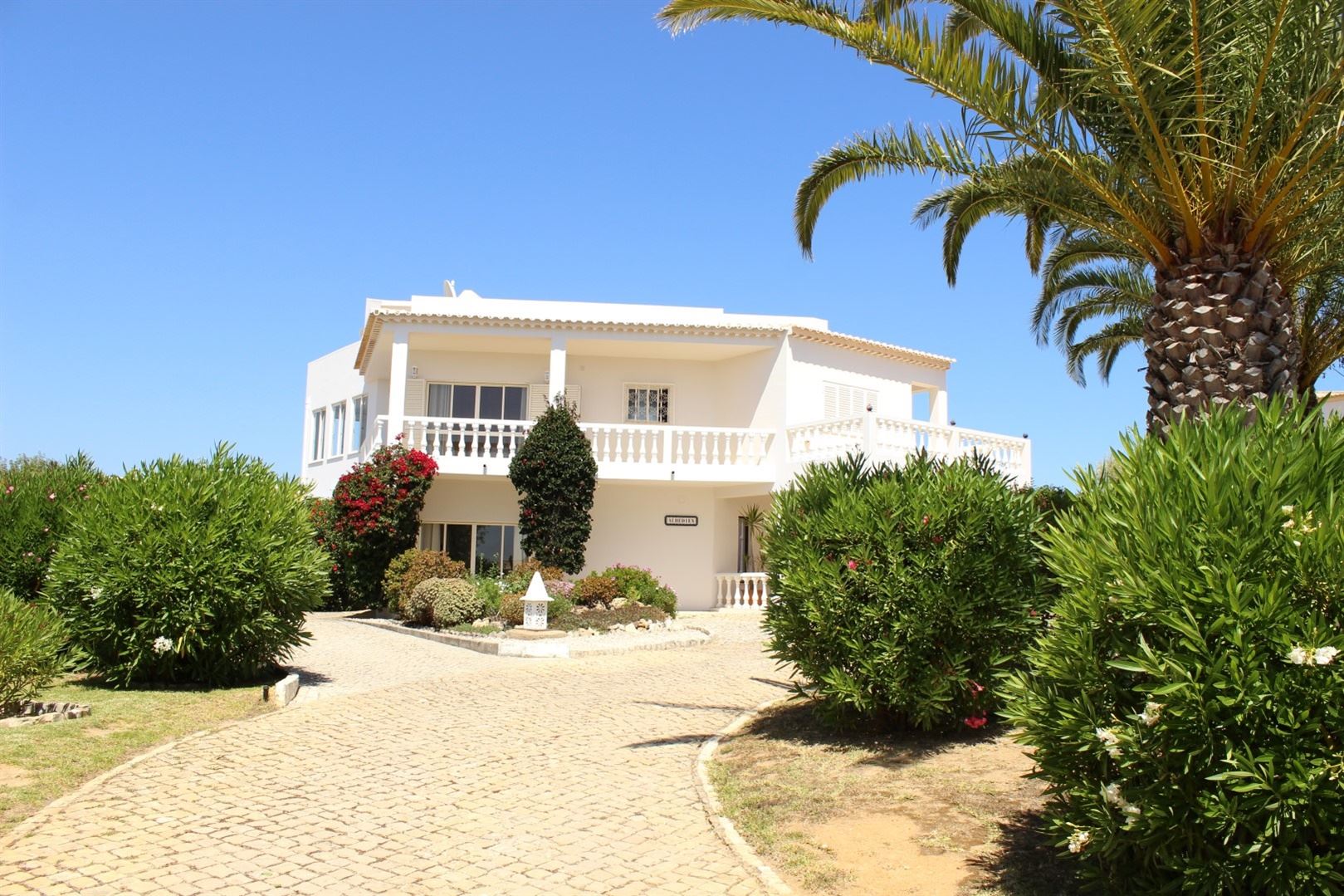 Belle villa de 5 chambres à acquérir à Ferrel, Faro, Portugal Realty Luxe